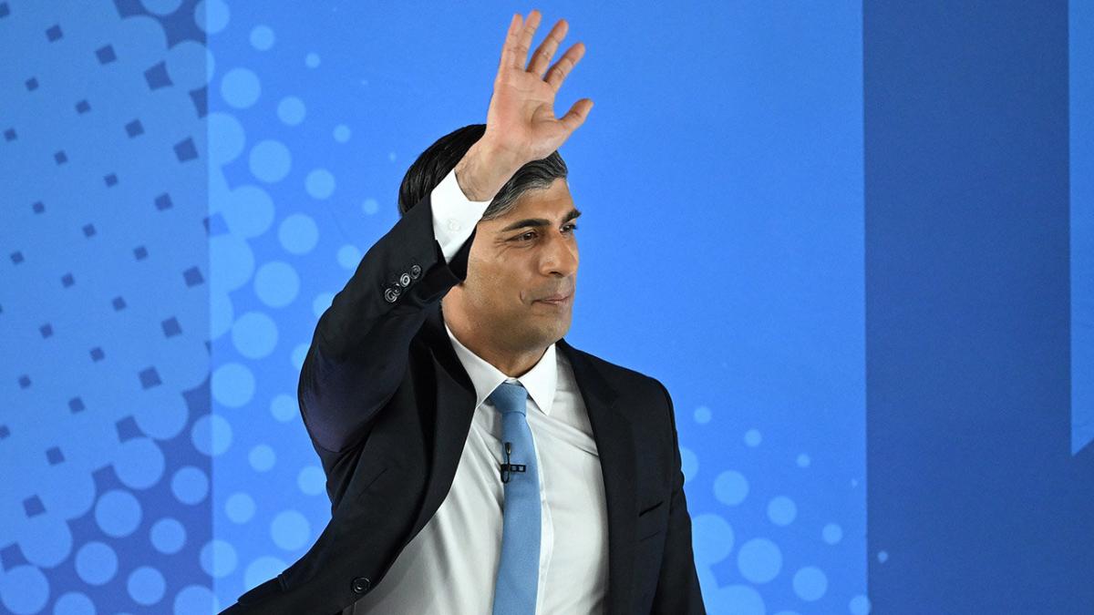 Rishi Sunak waving 